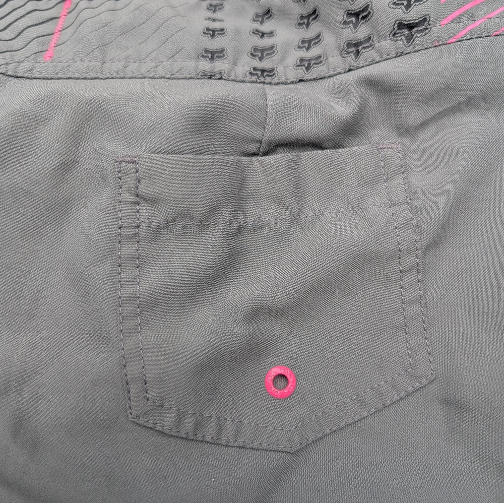 Fox Gray and Pink Cargo Shorts with Stylish Accents - Picture 8 of 9